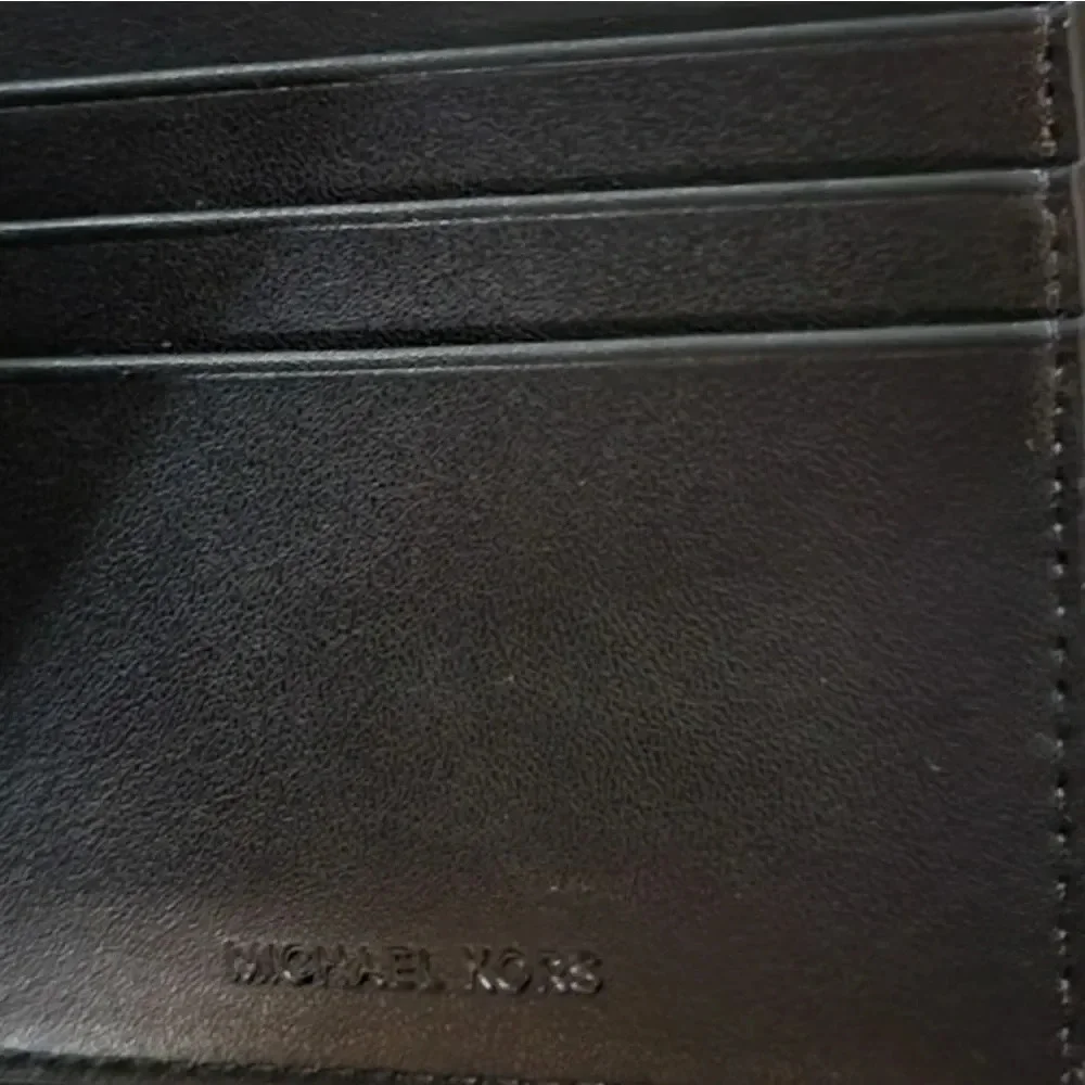 🎄🎁ALERT Michael Kors Men's Black Jet Set Signature Andy Billfold Pocket